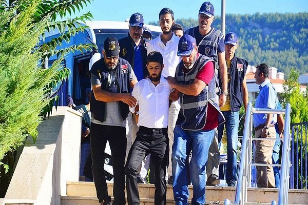 Marmaris'teki darbeci askerlerden 11'i daha tutuklandı Marmaris'teki darbeci askerlerden 11'i daha tutuklandı