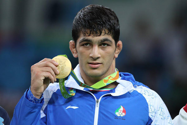 اهدای مدال طلای قهرمان المپیک به آستان قدس رضوی