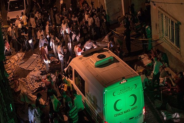 Gaziantep'te sokak düğününe canlı bomba saldırısında en az 30 ölü, 94 yaralı Gaziantep'te sokak düğününe canlı bomba saldırısında en az 30 ölü, 94 yaralı