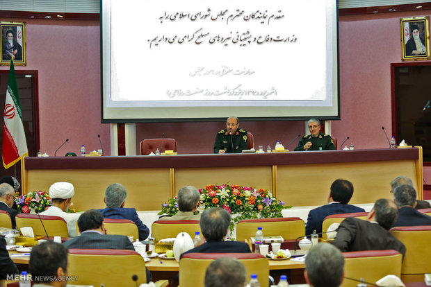محمد دهقان وزیر دفاع و پشتیبانی نیروهای مسلح و طلایی نیک