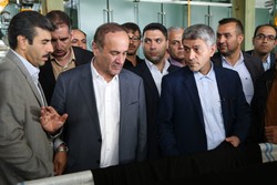 وزیر امور اقتصادی و دارایی از کارخانه تولید چادر مشکی بازدید کرد