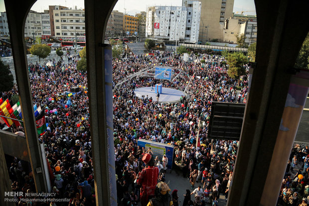 افتتاح المهرجان الدولي لألعاب الدمى السادس عشر في طهران