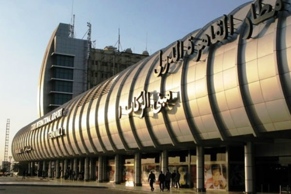 آماده باش در  فرودگاه قاهره برای استقبال از ولیعهد عربستان 