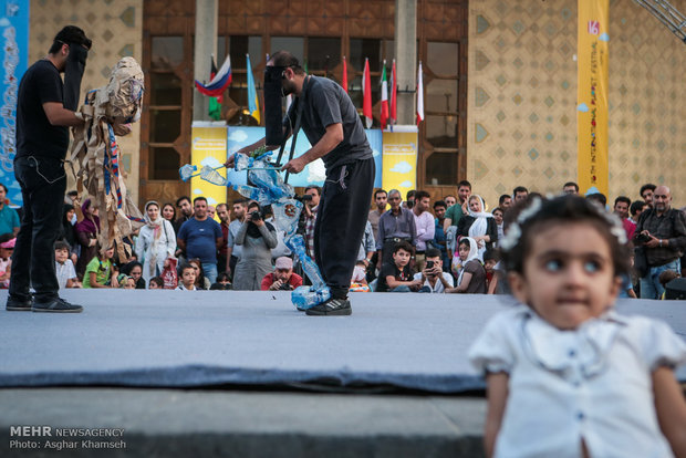 عروض الدمى المتحركة في المهرجان الدولي للدمى في طهران