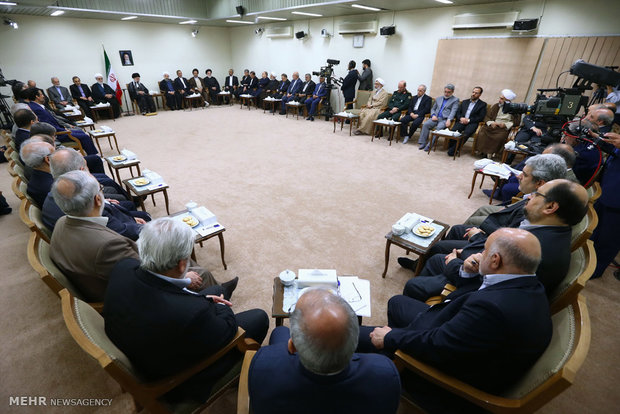 Leader receives Pres. Rouhani, cabinet members