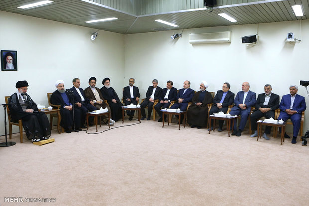 Leader receives Pres. Rouhani, cabinet members