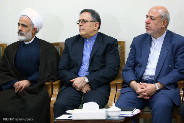 Leader receives Pres. Rouhani, cabinet members