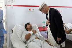 «اشرف غنی» از مجروحان حادثه تروریستی شب گذشته کابل عیادت کرد
