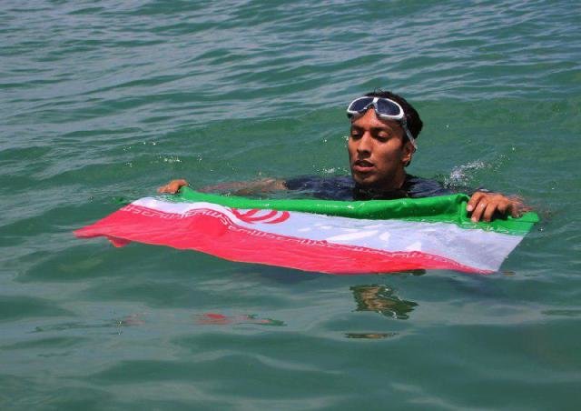 رکورددار ثبت شنای ۱۳۰۰ کیلومتری دریای خزر به نوشهر رسید - خبرگزاری مهر
