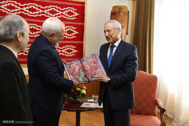 The foreign ministers of Iran and Chile, Mohammad Javad Zarif and Heraldo Muñoz Valenzuela meet in Chilean capital city of Santiago, the fourth stop of Zarif’s 6 nation tour of Latin America.