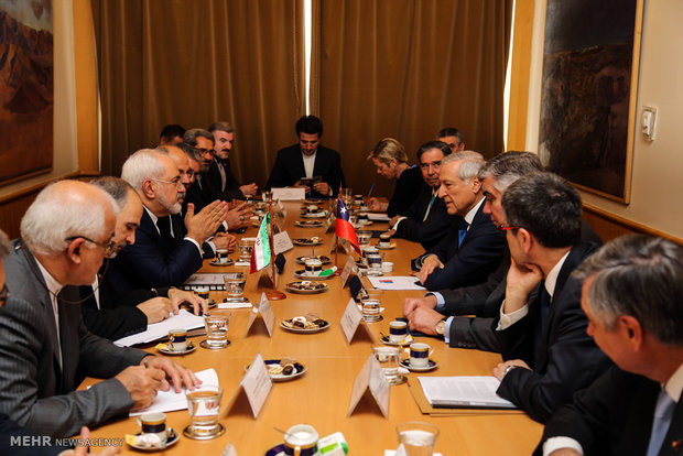 The foreign ministers of Iran and Chile, Mohammad Javad Zarif and Heraldo Muñoz Valenzuela meet in Chilean capital city of Santiago, the fourth stop of Zarif’s 6 nation tour of Latin America.