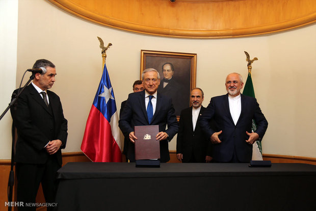 The foreign ministers of Iran and Chile, Mohammad Javad Zarif and Heraldo Muñoz Valenzuela meet in Chilean capital city of Santiago, the fourth stop of Zarif’s 6 nation tour of Latin America.