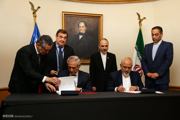 The foreign ministers of Iran and Chile, Mohammad Javad Zarif and Heraldo Muñoz Valenzuela meet in Chilean capital city of Santiago, the fourth stop of Zarif’s 6 nation tour of Latin America.