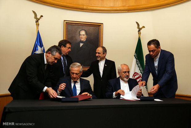 The foreign ministers of Iran and Chile, Mohammad Javad Zarif and Heraldo Muñoz Valenzuela meet in Chilean capital city of Santiago, the fourth stop of Zarif’s 6 nation tour of Latin America.