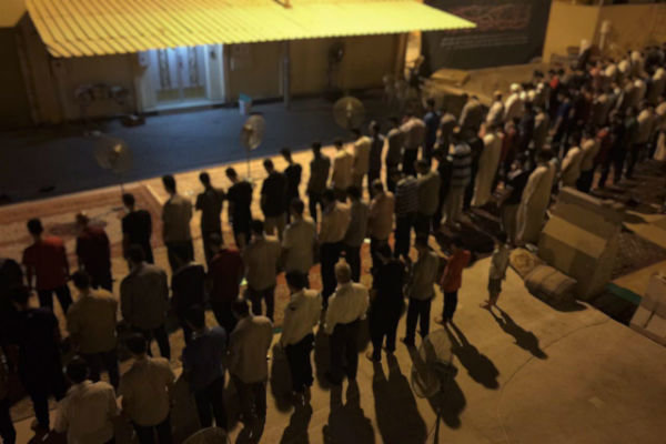 اقامه نماز مغرب و عشاء معترضان بحرینی در مقابل منزل «عیسی قاسم»