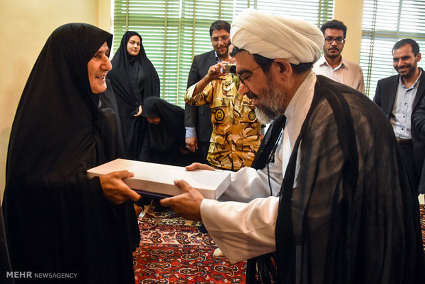 دیدار مسئولان شهرستان شهرضا با خانواده شهدا