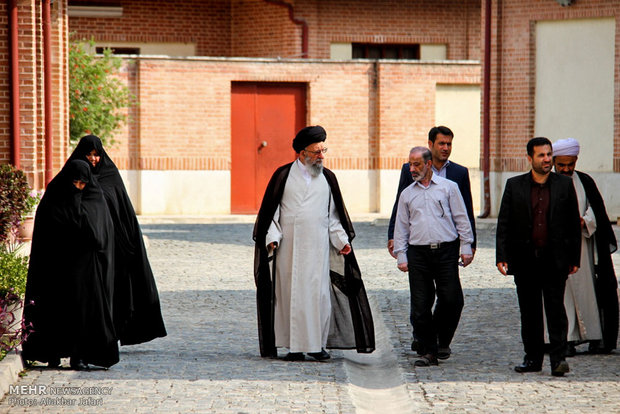 دیدار جمعی از طلاب خواهر غیرایرانی مسلمان حوزه علمیه مشهد مقدس با آیت الله نورمفیدی نماینده ولی فقیه در گلستان