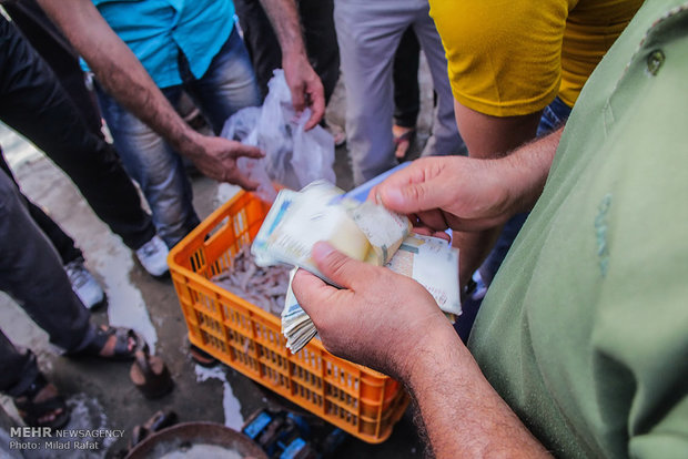 Freshwater hunters hauling shrimp in S Iran