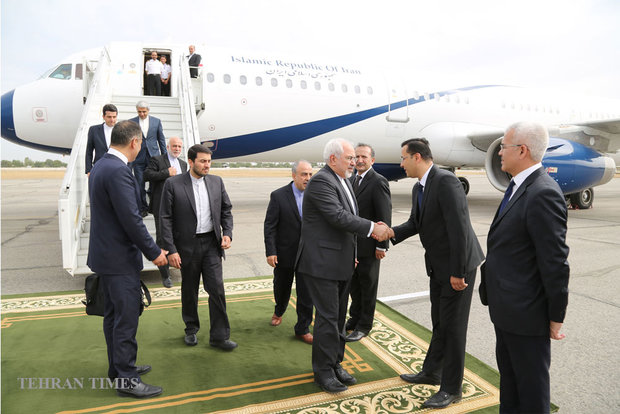 Zarif attends Islam Karimov funeral