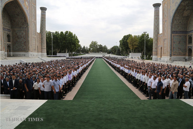Zarif attends Islam Karimov funeral