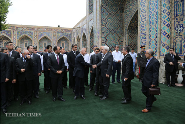 Zarif attends Islam Karimov funeral
