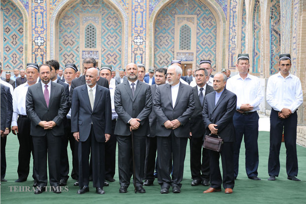 Zarif attends Islam Karimov funeral