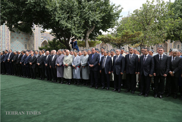Zarif attends Islam Karimov funeral