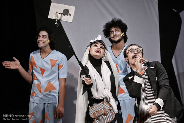 مسرحية "البقاء على الوضع الأخير" على خشبة مسرح همدان
