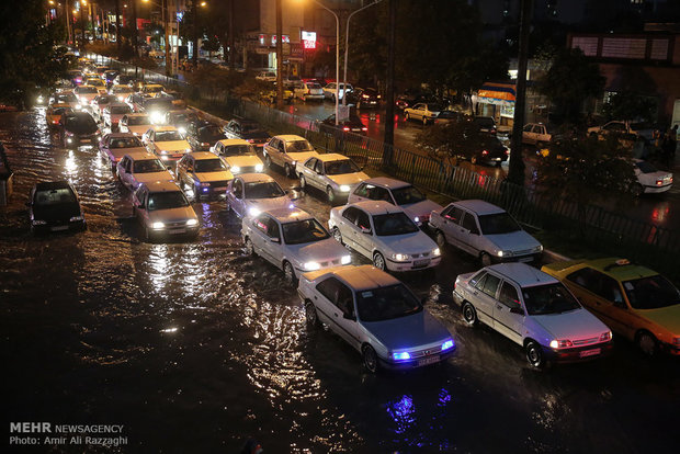 ۸۸ حادثه در ۴ ساعت بارندگی تهران/ زن میانسال در جوی آب مفقود شد
