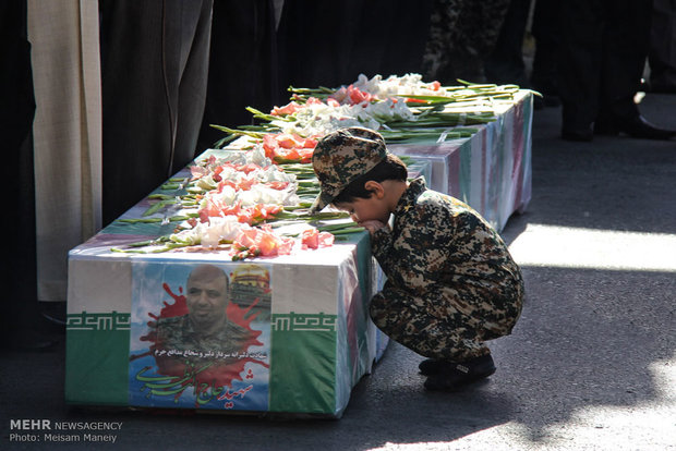 تشییع پیکرهای دو شهید مدافع حرم در کرمانشاه 