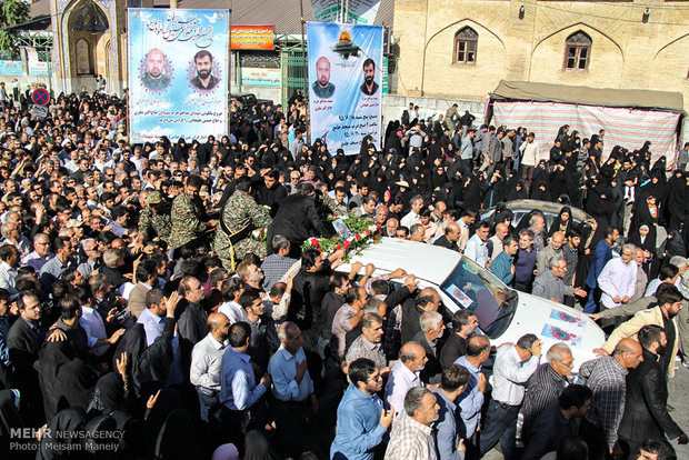 تشییع پیکرهای دو شهید مدافع حرم در کرمانشاه 