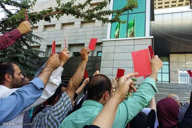 تجمع متقاضیان مسکن‌ مهر مقابل وزارت راه