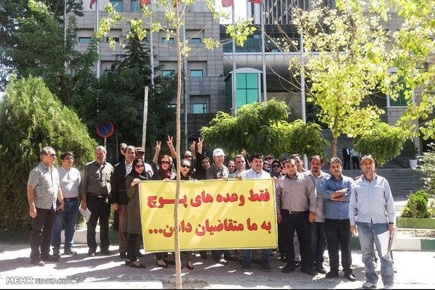 تجمع متقاضیان مسکن‌ مهر مقابل وزارت راه