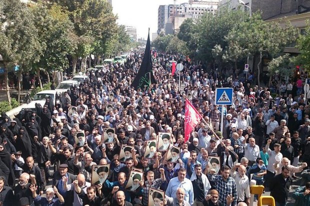 کراپ‌شده - راهپیمایی نمازگزاران وعزاداران محمدباقر(ع) در اعتراض به فاجعه منا