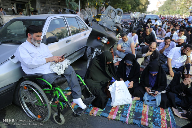 آیین برگزاری دعای عرفه در حسینیه صنف لباس فروش ها