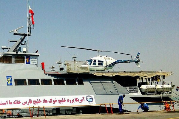الحرس الثوري الايراني يدشن زورق سريع حامل لمروحية في الخليج الفارسي