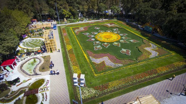 بزرگترین فرش گل دائمی کشور در کرج گسترده شد+فیلم
