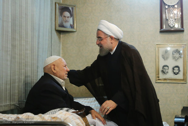 الرئيس روحاني في لقاء مع والد الشهداء "عرب سرخي"