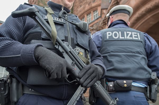الشرطة الألمانية تنتزع طفلاً بالقوة من عائلة مسلمة +فیدیو