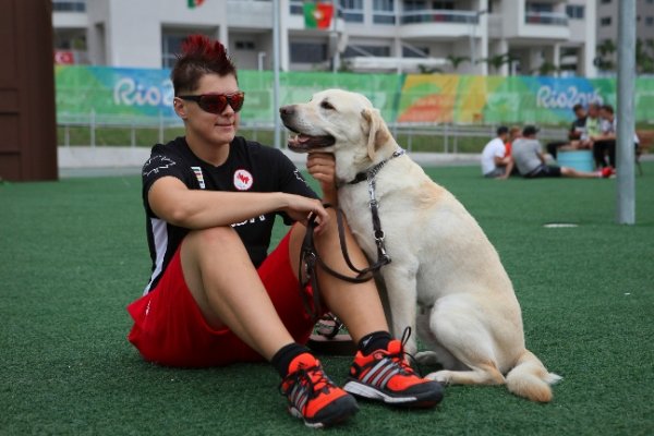 یک پیشنهاد ازدواج دیگر در ریو/ ورزشکاری که یک سگ راهنمای اوست!