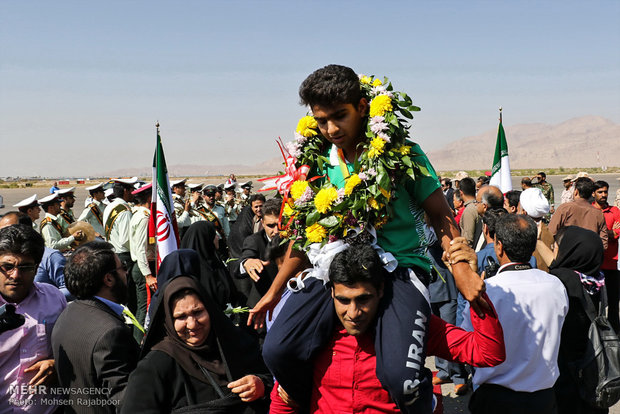 Iranian Paralympians welcomed at home