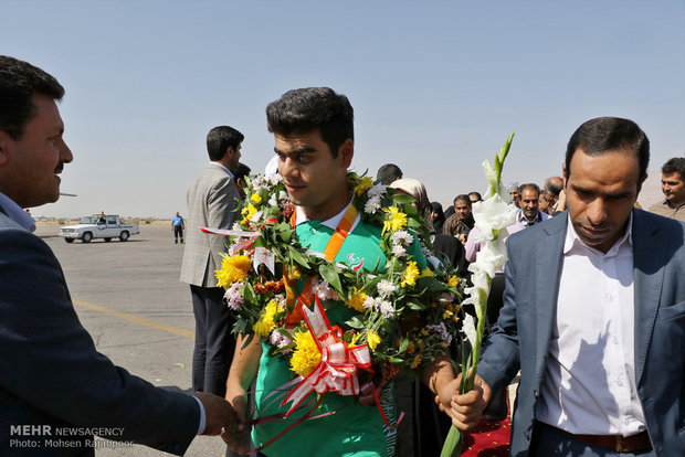 Iranian Paralympians welcomed at home