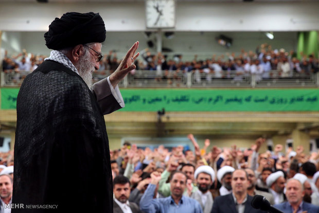 قائد الثورة الاسلامية يستقبل وفوداً من الشعب الايراني بمناسبة عيد الغدير