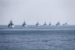استعراض عسكري للقوات البحرية والجوية الايرانية في الخليج الفارسي ومضيق هرمز