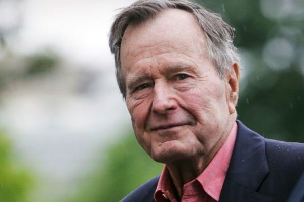 جورج بوش پدر: به هیلاری کلینتون رأی خواهم داد