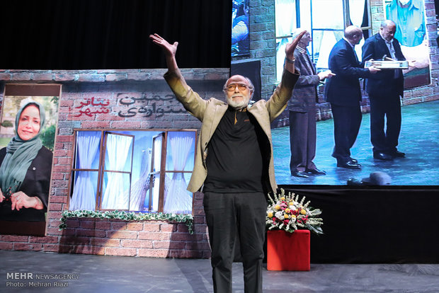 تقدیر از اکبر زنجانپور در اختتامیه پنجمین جشنواره تاتر شهر