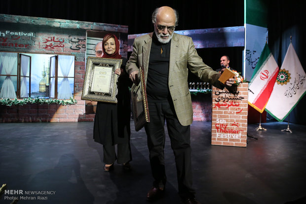 تقدیر از اکبر زنجانپور در اختتامیه پنجمین جشنواره تاتر شهر