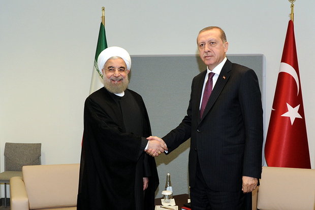 President Rouhani (L) meets with Turkish President Recep Tayyip Erdogan (R) on Tuesday night on the sidelines of the 71st United Nations General Assembly in New York.