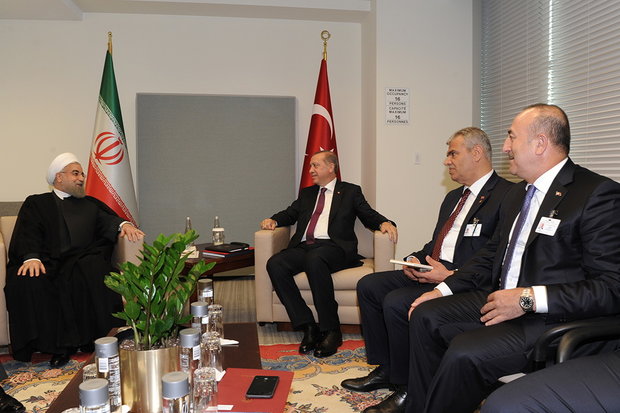 President Rouhani (L) meets with Turkish President Recep Tayyip Erdogan (M) on Tuesday night on the sidelines of the 71st United Nations General Assembly in New York.