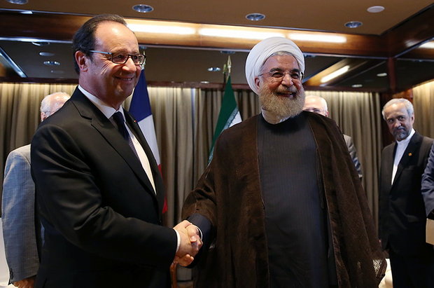 French President Francois Hollande (L) meets President Rouhani (R) on Tuesday on the sidelines of the 71st United Nations General Assembly in New York.